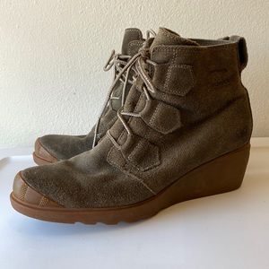 Sorel Toronto Womens boots in green suede